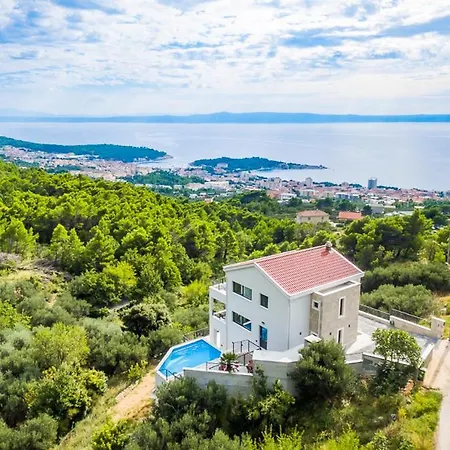 Villa Sleeps 8 With Pool Air Con And Wifi