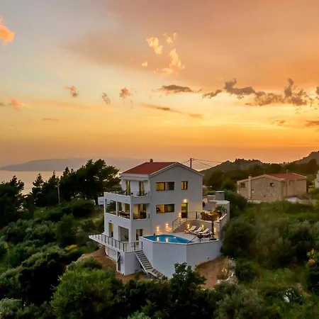 Sleeps 8 With Pool Air Con And Wifi Villa