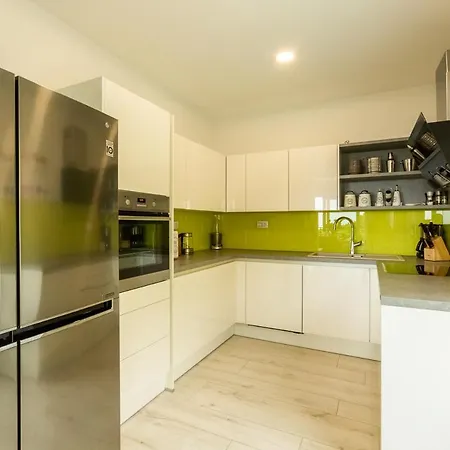 Sleeps 8 With Pool Air Con And Wifi Makarska
