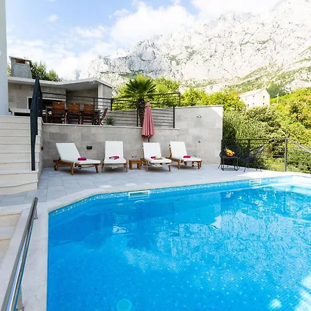 Sleeps 8 With Pool Air Con And Wifi Makarska