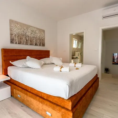 Sleeps 8 With Pool Air Con And Wifi *