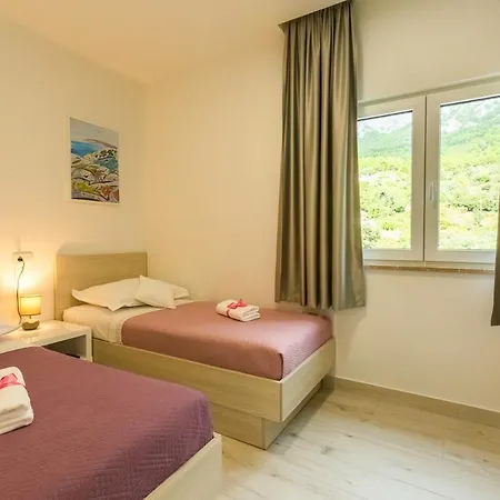 Sleeps 8 With Pool Air Con And Wifi