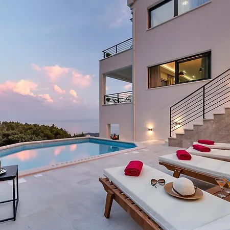 Sleeps 8 With Pool Air Con And Wifi Villa *