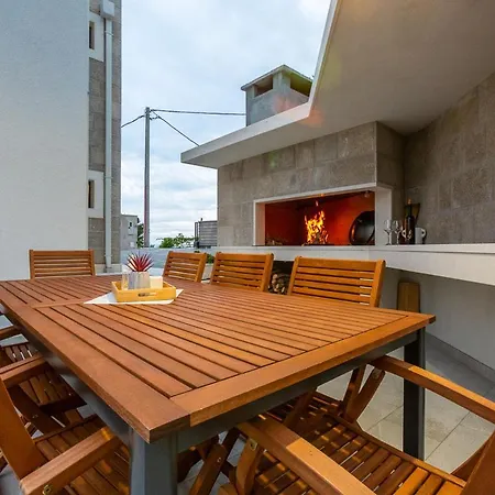 Sleeps 8 With Pool Air Con And Wifi Villa