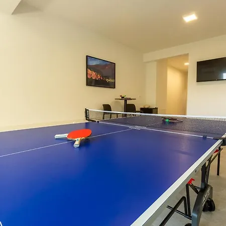 Sleeps 8 With Pool Air Con And Wifi