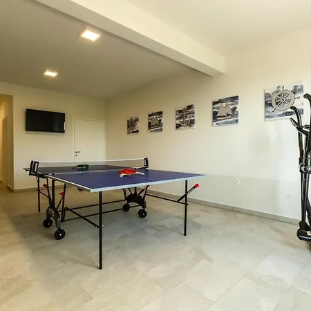 Villa Sleeps 8 With Pool Air Con And Wifi