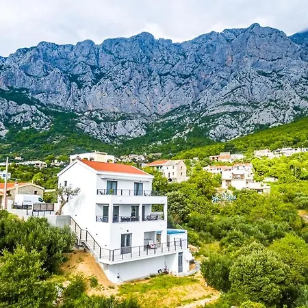 Sleeps 8 With Pool Air Con And Wifi Villa