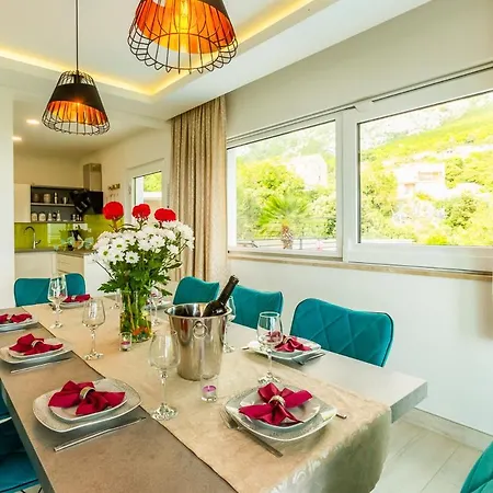 Sleeps 8 With Pool Air Con And Wifi *
