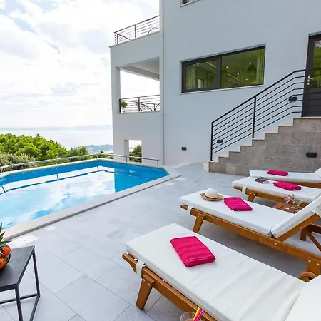 Sleeps 8 With Pool Air Con And Wifi * Makarska