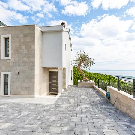 Villa Sleeps 8 With Pool Air Con And Wifi *
