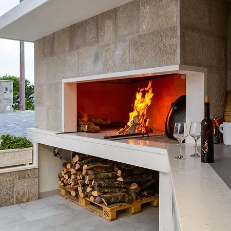 Villa Sleeps 8 With Pool Air Con And Wifi Makarska