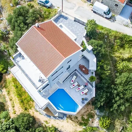 Sleeps 8 With Pool Air Con And Wifi * Makarska