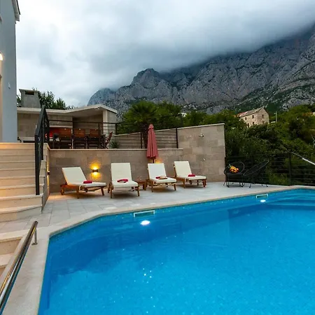 Sleeps 8 With Pool Air Con And Wifi * Makarska